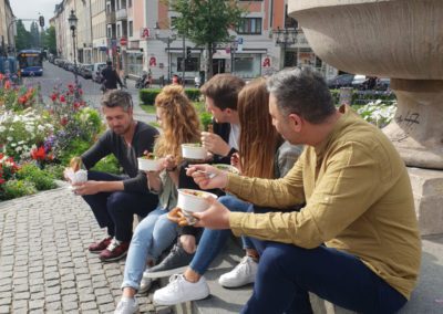 SPENDIT Kolleginnen und Kollegen essen gemeinsam zu Mittag