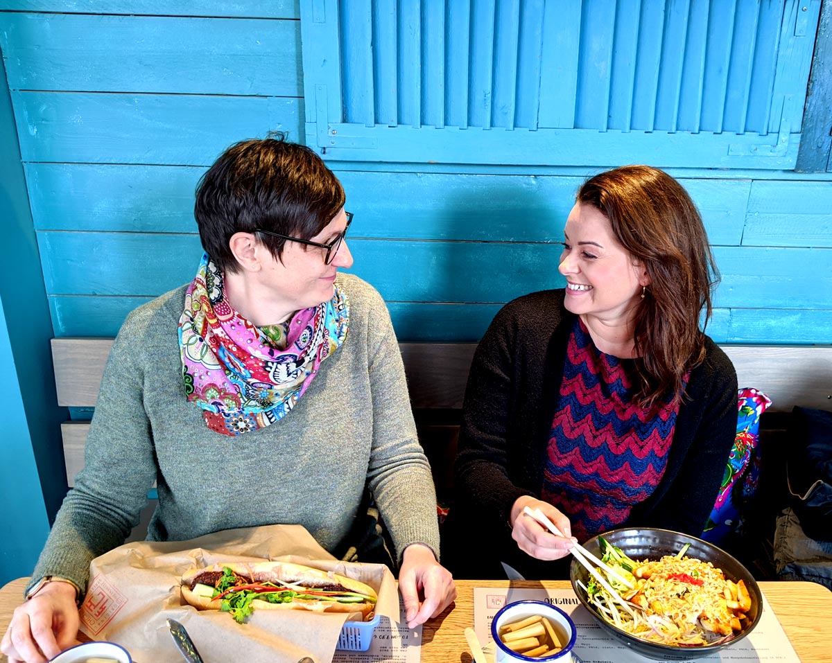 Kristina N. & Daria K. lassen sich ihr Mittagessen am liebsten beim Vietnamesen schmecken.
