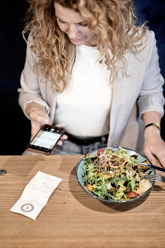lunchit-digitale-essensmarke-2 Frau mit digitalem Essenszuschuss