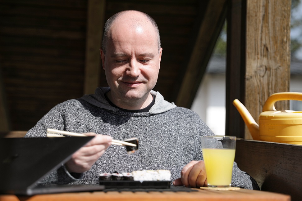 Spendit Spends: Mitarbeiter Tom unterstützt mit seinen Lunchit Erstattungen die Maerz chancenstiftung vor Ort