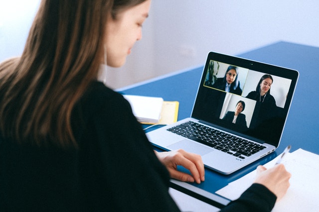 telefon Interview erfolgreich führen - Frau mit Laptop nimmt an Videochat teil