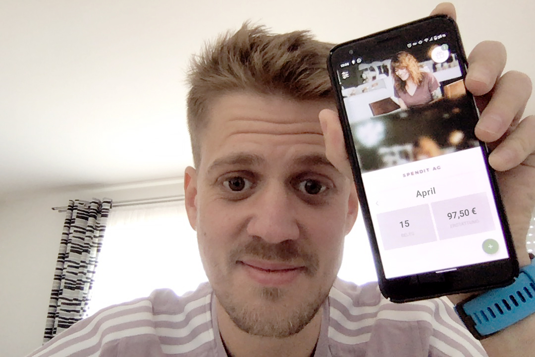 zelfie Spendit Mitarbeiter mit Lunchit App auf Handy