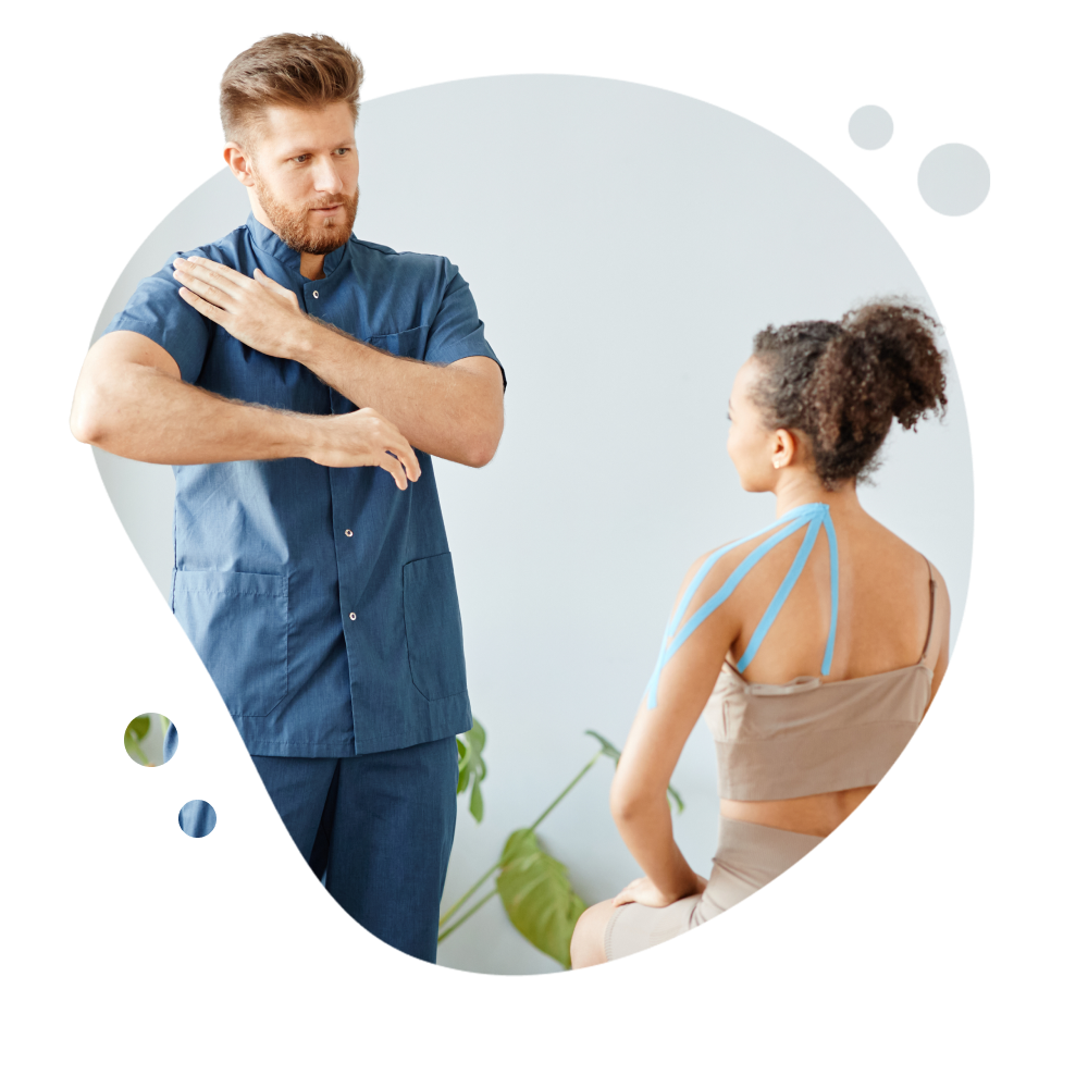 Eine Person leitet eine andere Person bei Physio-Übungen an