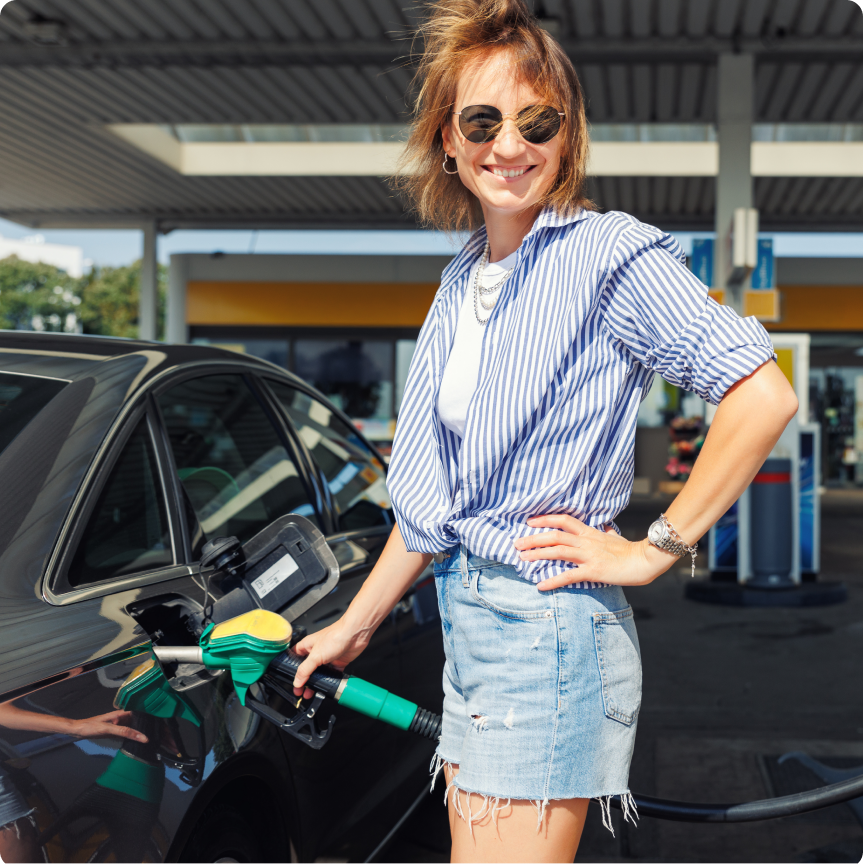 tanken-frau Frau beim Tanken ihres Autos